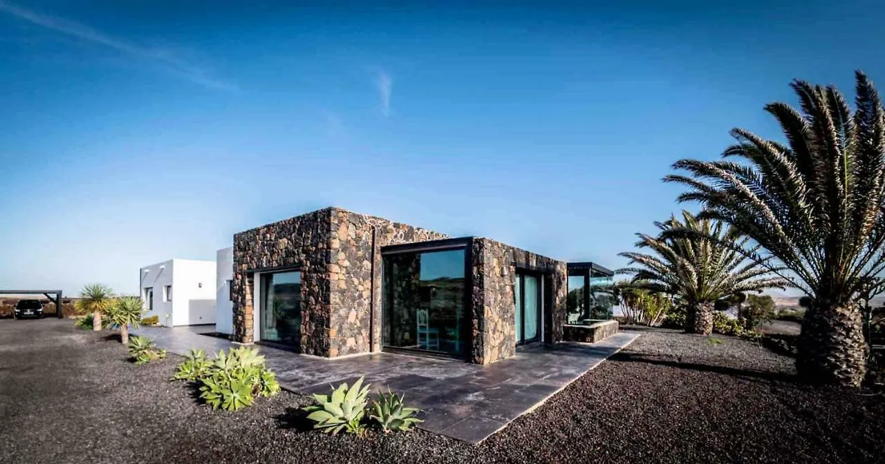Pisa Fuerte: Villa Con Piscina A Los Pies Del Volcan De Lajares